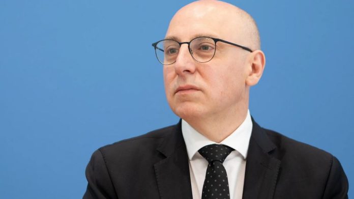 Alman İç İstihbarat Başkanı - Sinan Selen